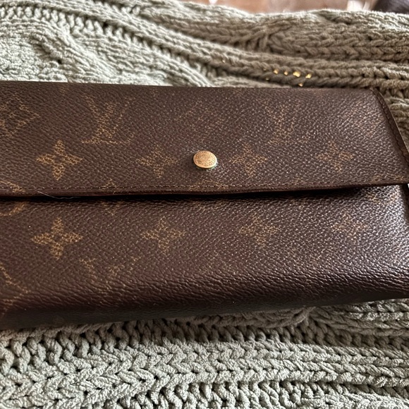 Louis Vuitton Handbags - Authentic Louis Vuitton Vintage Monogram Sarah (Porte Tresor) Long Wallet TH0948